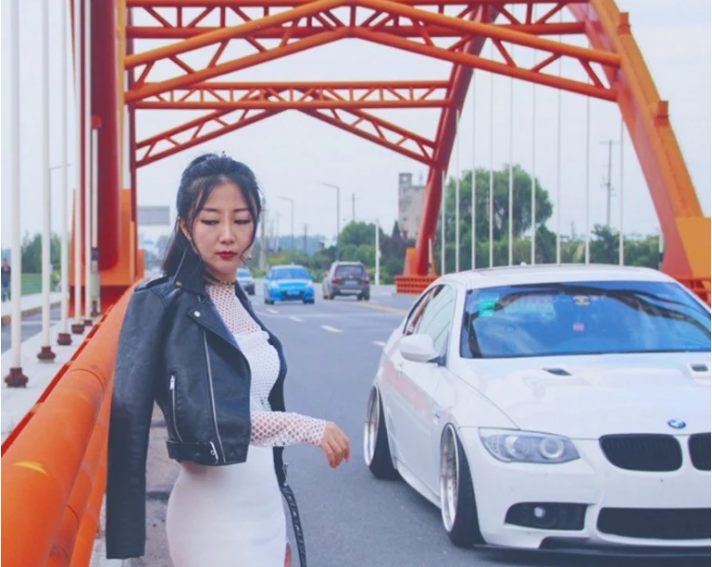 美女車膜