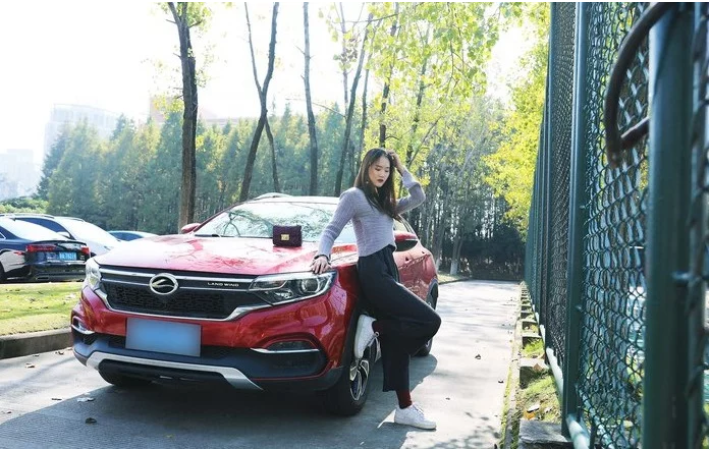 美女車模